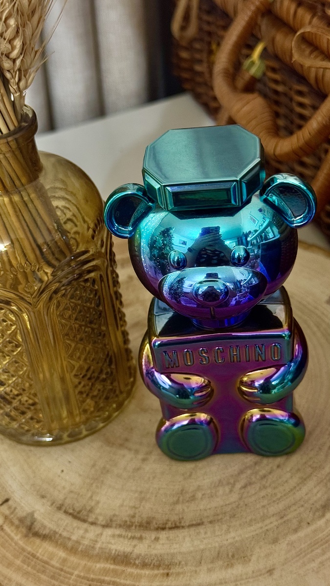 Toy 2 Pearl - новый яркий аромат из культовой коллекции Toy 2 от Moschino.
Композиция, пробуждающая удивительное чувство радости и энергии.
Искрящийся, цветочный, нежный аромат. Современный и озорной.Пирамида у аромата выглядит так:
Верхние ноты: Лимон, Сорбет и Орегано
Средние ноты: Песок, Фрезия и Жасмин
Базовые ноты: Мускус, Кипарис и Ветивер