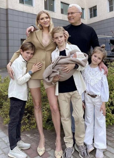    Елена Перминова с мужем и детьми. Фото: Телеграм