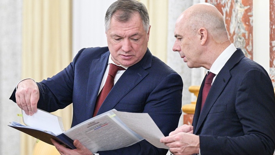    Вице-премьер РФ Марат Хуснуллин и министр финансов РФ Антон Силуанов (слева направо) перед заседанием в Доме правительства РФ Автор фото: Александр Астафьев/POOL/ТАСС