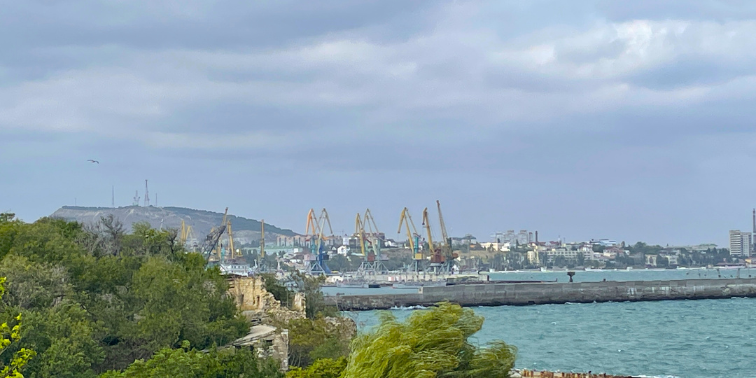 Осень в Крыму. Прогулка по улочкам Феодосии. Старые дома, сквер Андрея Первозванного, Казанский собор и «Белый бассейн»
