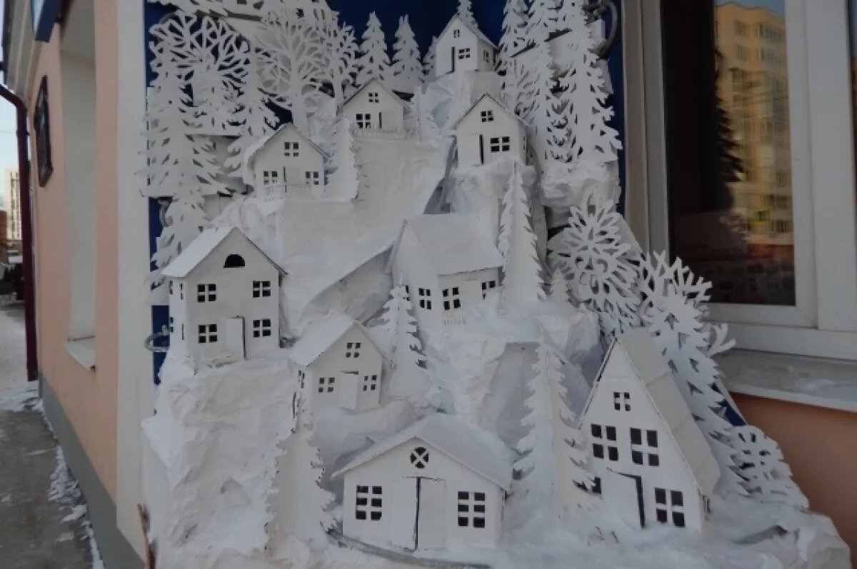    Домики сделаны из подручных материалов, в том числе - ненужных коробок.