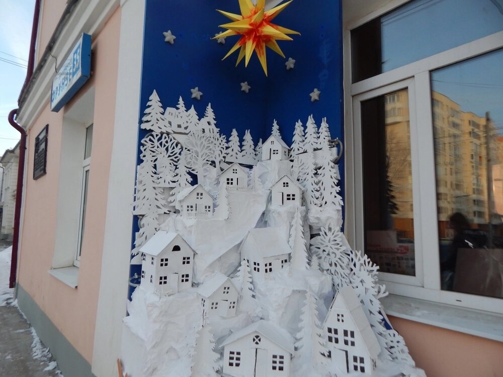    Композиция выглядит нарядно и днём, и в темноте, когда в домах загораются гирлянды. Фото: «АиФ-Урал»/ Дарья Попович