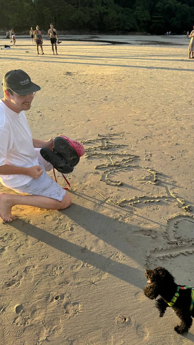 Мой муж Айдар и пёс Арчи развлекаются на пляже