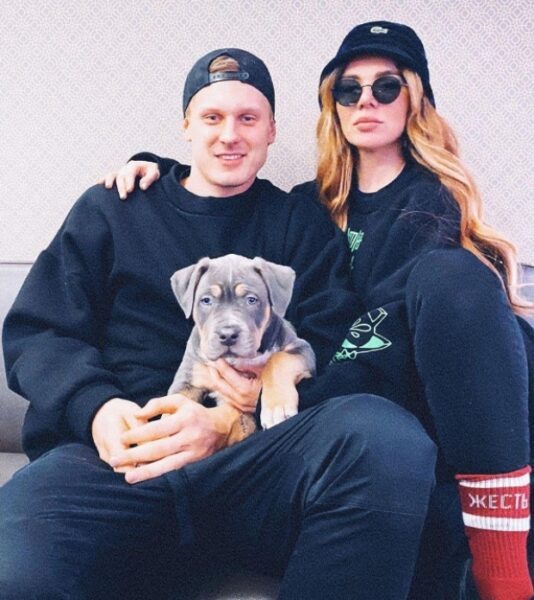    Анна Седокова с супругом и питомцем. Фото: news-life.pro