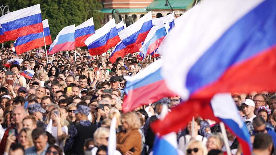 Фото: День государственного флага России. Источник — «Известия», Эдуард Корниенко