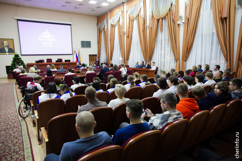    Церемония вручения городской премии "Путь к Олимпу" прошла 25 декабря в мэрии. Награды получили больше 100 человек.