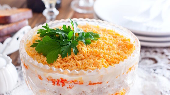    Салат "Нежность" с курицей и черносливом: вкусное и легкое блюдо для новогоднего стола Алина Городниченко