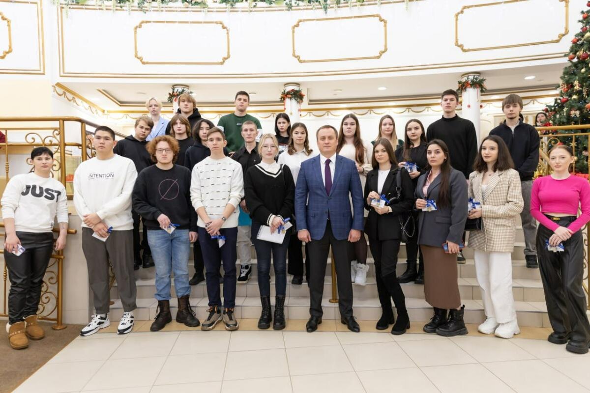    В Сургуте вручили ключи от квартир 25 детям-сиротам