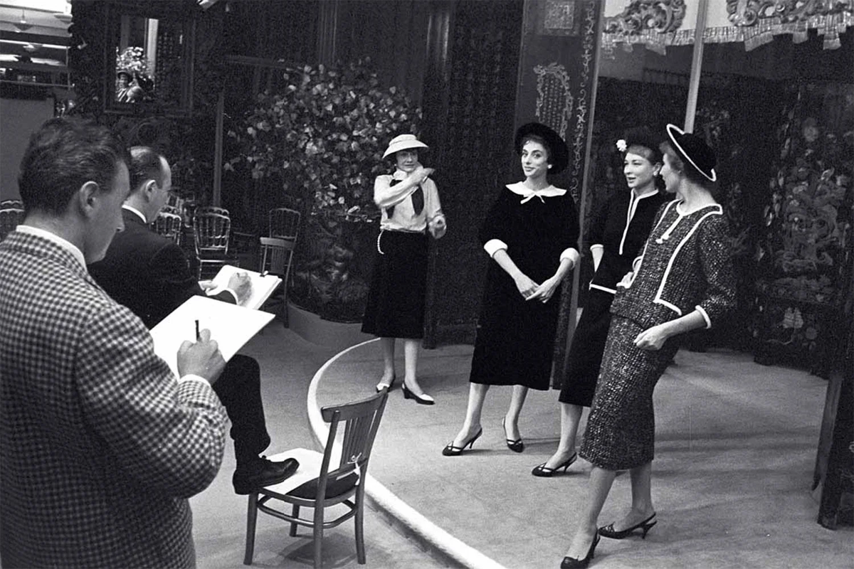 Коко и ее модели в ателье на улице Камбон, 1957