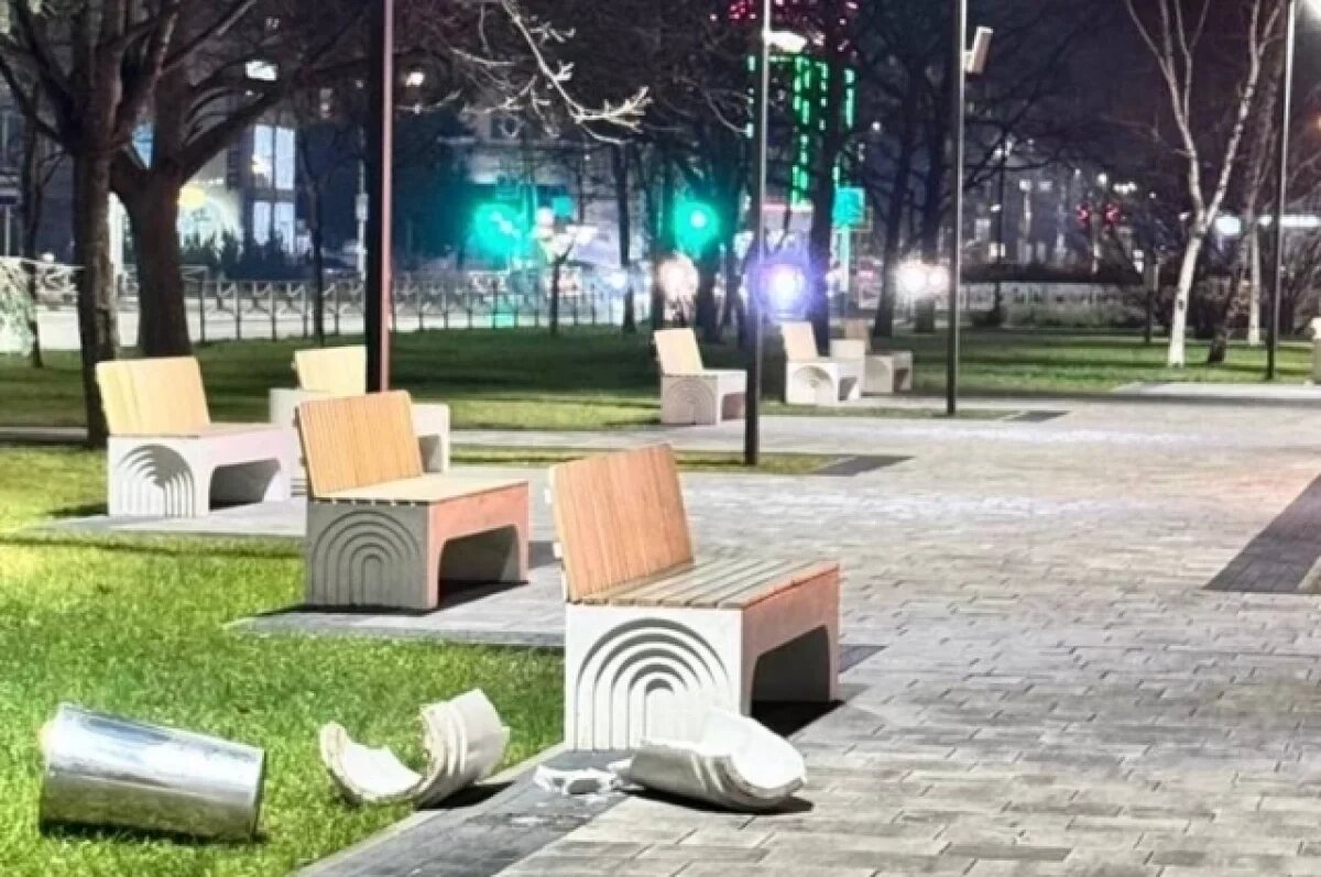    В Майкопе устанавливают виновника испорченной урны на Бульваре Победы