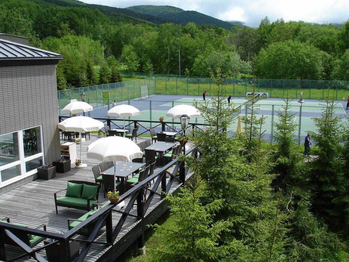 На территории расположен теннисный корт. Фото: Santa Resort Hotel / Яндекс Путешествия