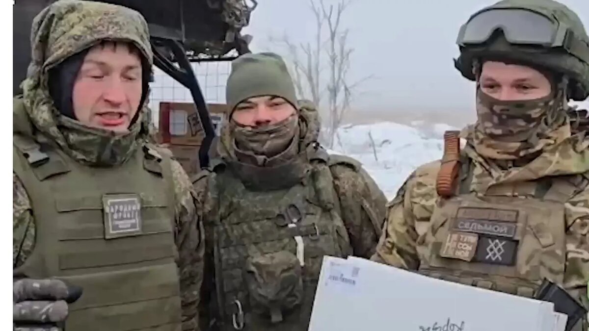    Активист Народного фронта Александр Бессонов, на фото слева.