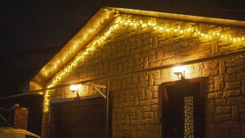     Частники украшают дома перед Новым Годом в Барнауле. Дарья Беркетова