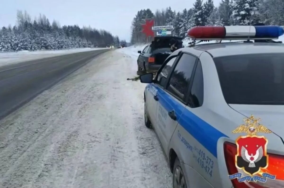    Сотрудники ГАИ Удмуртии спасли водителя сломанной иномарки «Ауди»
