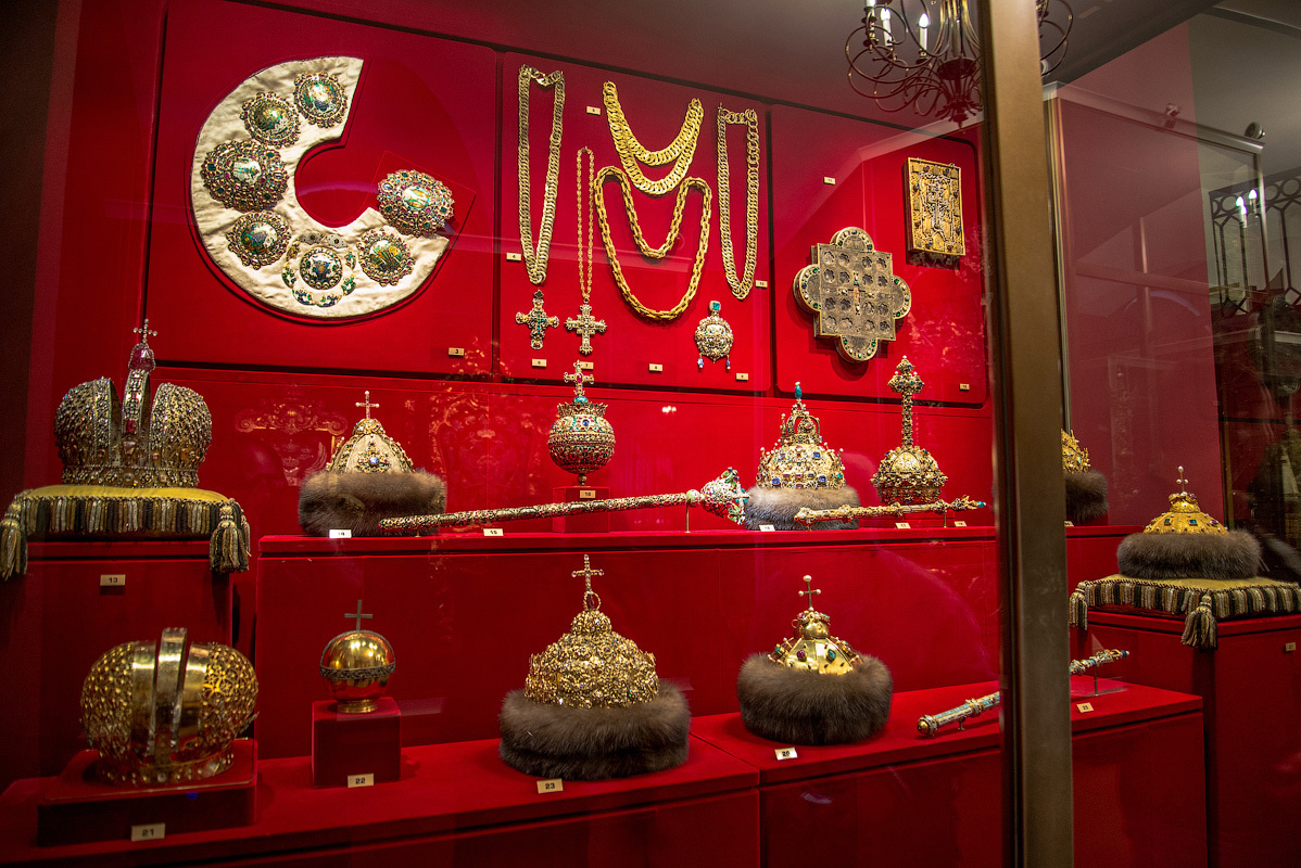 На фото: артефакты Оружейной палаты и Алмазного фонда Московского Кремля