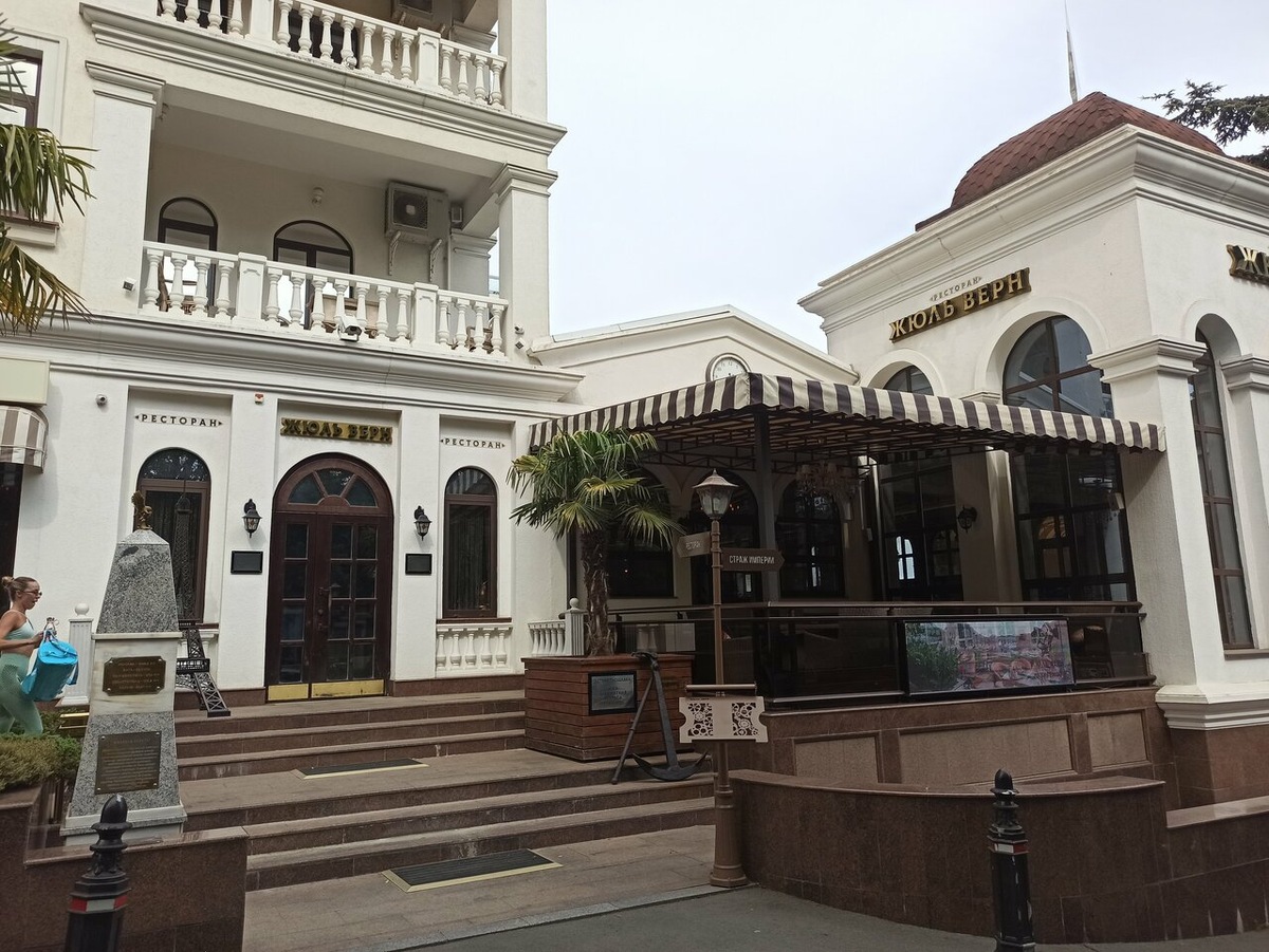 Элегантный вход в ресторан 'Жюль Верн' задаёт атмосферу изысканности и утончённого стиля. Источник https://yandex.ru/maps 