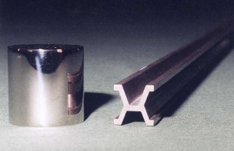 На фото: эталон метра и килограмма из платины