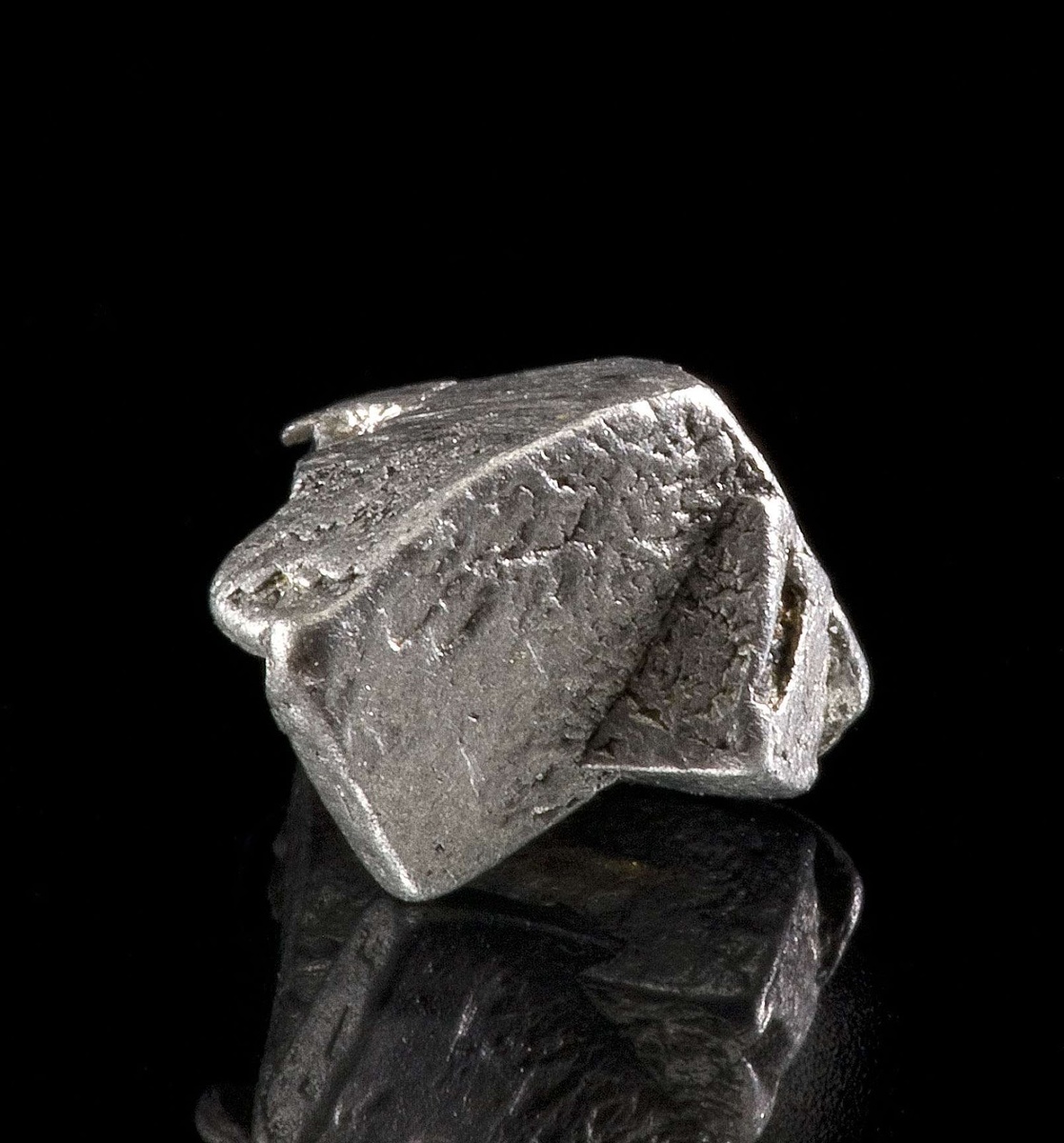 На фото: платиновый самородок