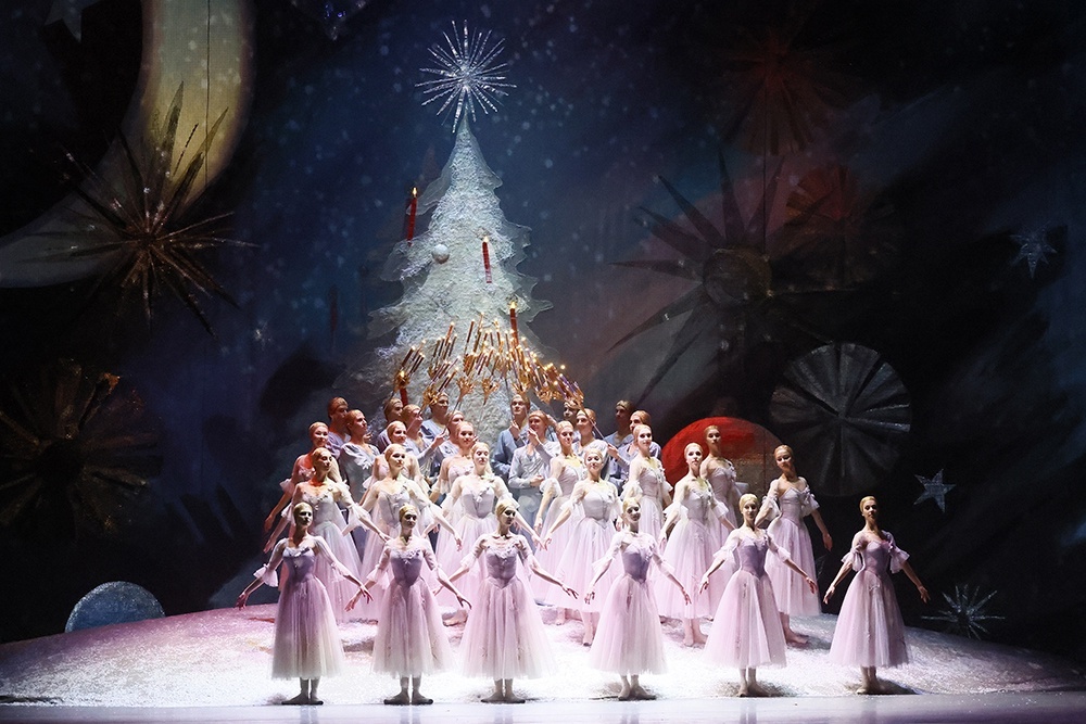    Прямая трансляция легендарной постановки Юрия Григоровича состоится 31 декабря в 12.00 по московскому времени на Первом канале. / Дамир Юсупов