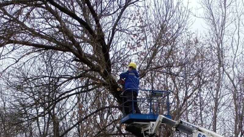    Представитель коммунальной службы за работой Фото: миндор СК