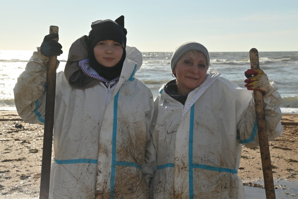    Жительницы посёлка Сенной Анастасия Косилова и Рузанна Арутюнян приехали спасать берег Чёрного моря. tamannews