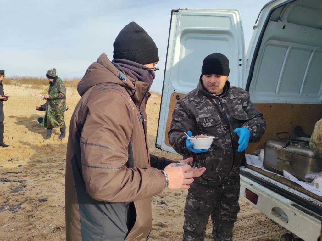    Обед готовят казаки. На раздаче Юрий Петров, управление потребительской сферы администрации Темрюкского района. tamannews