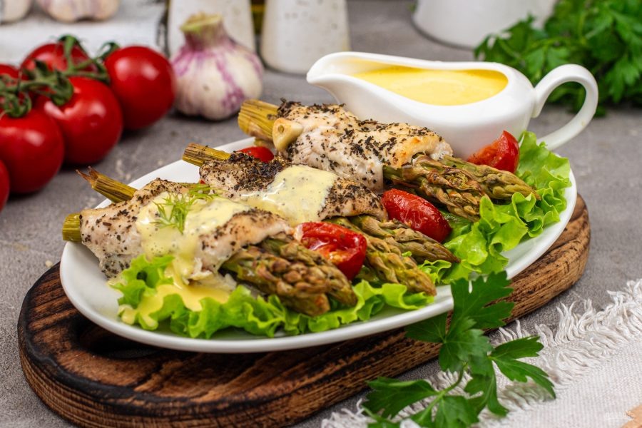 Куриная грудка со спаржей и голландским соусом
