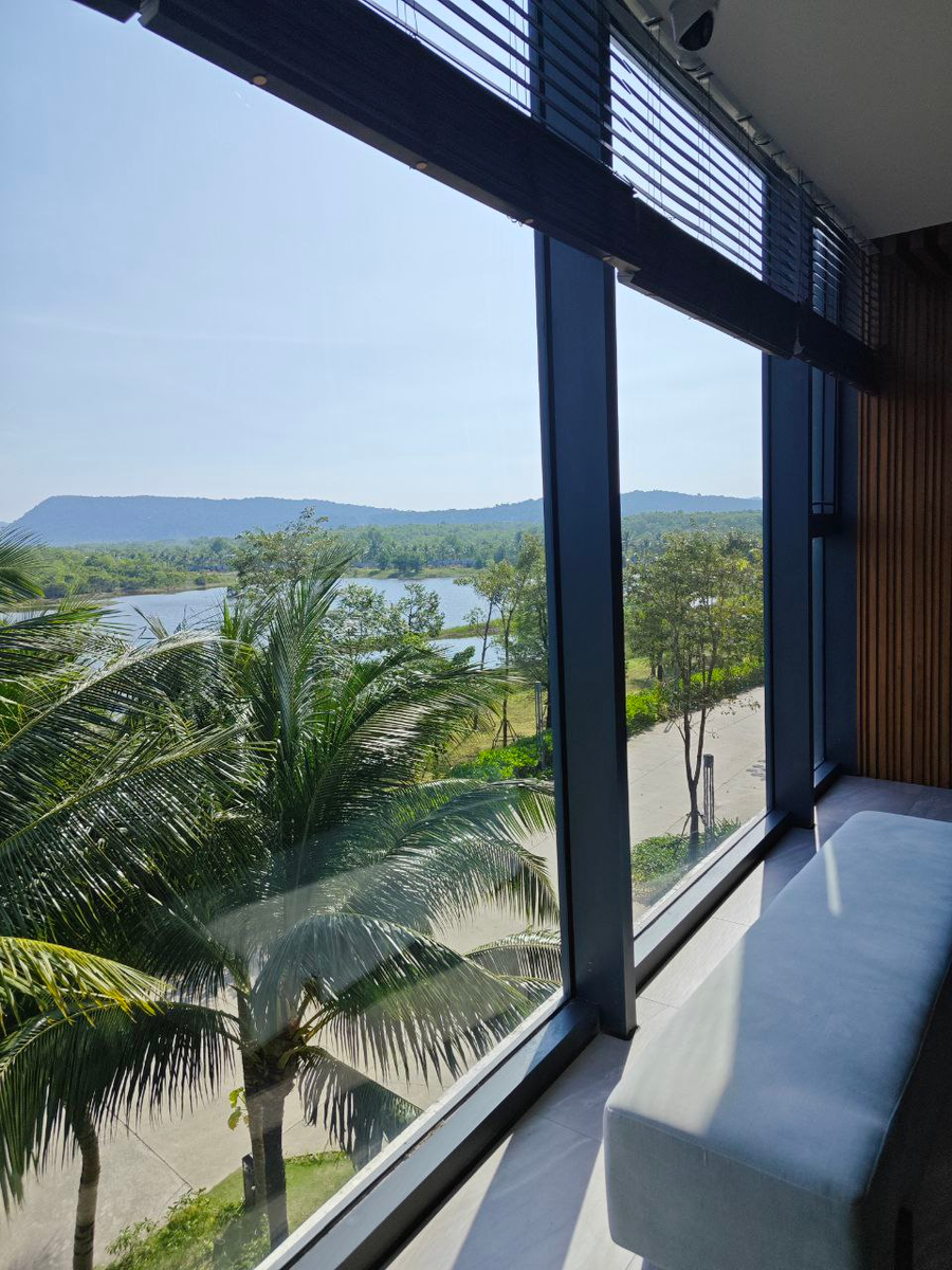 Окно возле лифта. Сам корпус тихий, новый. Неплохой! Но до моря далековато