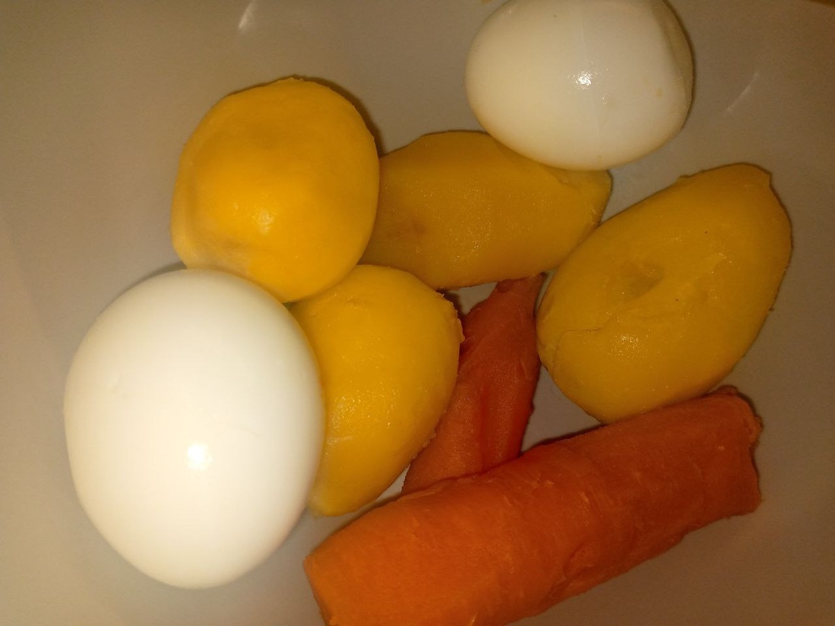 Морковь, яйца и картошка