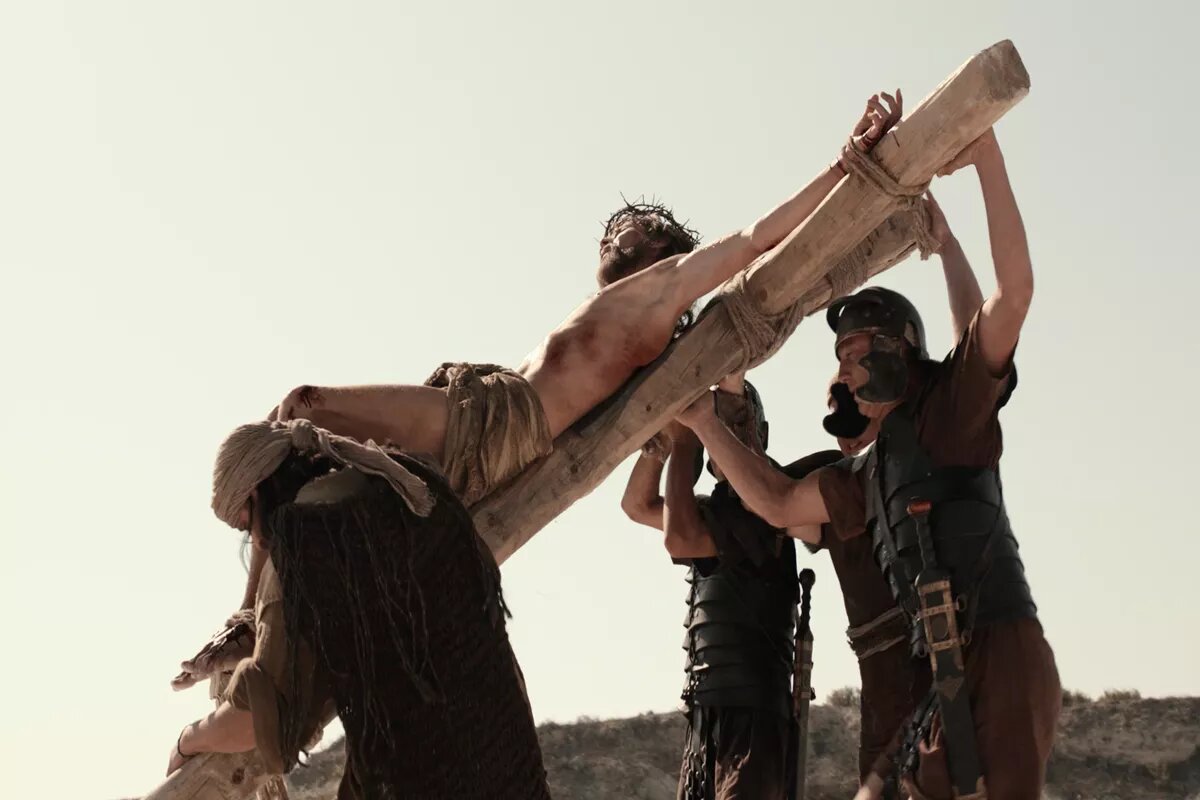 В поисках истины убийца, отпущенный толпой вместо Иисуса, получает ответы на вопросы, которые заставляют его пересмотреть взгляды на всю свою жизнь.
Фото: Кадр из фильма Евгения Емелина «Разбойник Варавва», 2019 год.