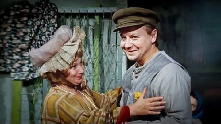 В роли «Голубого воришки» Александра Яковлевича («Альхена») снялся Олег Табаков. Кадр из фильма Марка Захарова «12 сту́льев», 1976