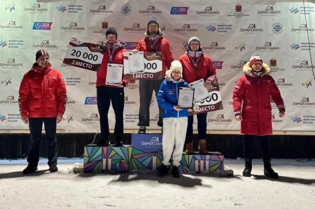    Красноярец Игорь Омелин занимает первое место на пьедестале.