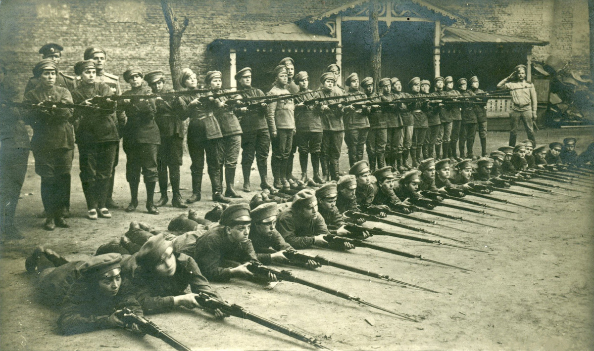 Женский батальон М. Бочкаревой на занятиях. Петроград. Июнь 1917 г.