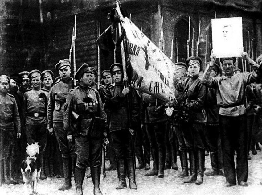 Группа солдат женского батальона с Марией Бочкаревой у Мариинского дворца с портретом А.Ф. Керенского. Петроград. 21 июня 1917 г.