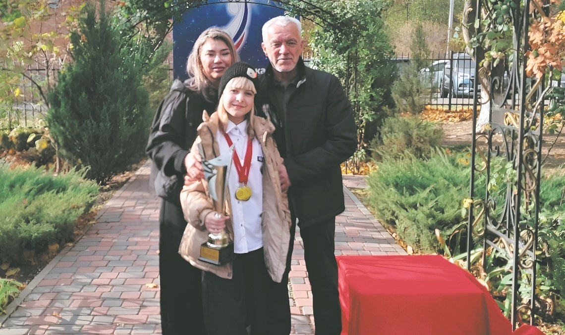    Абсолютный победитель олимпиады Мария Кирсанова с родителями Льва Дедешко Ириной и Александром