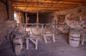 Скорее всего, кузница у Шитьена помещалась в простом сарае под соломенной крышей, но внутри антураж, скорее всего, таким и был.