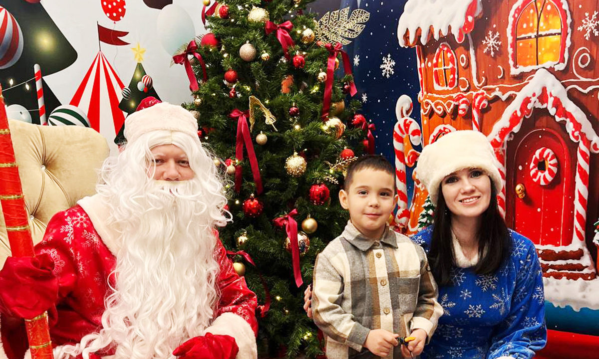 На встрече с Дедом Морозом и Снегурочкой малыши искали снежинки, рассказывали стихи и отгадывали загадки / фото молодежного комитета «Тольятти­каучука»