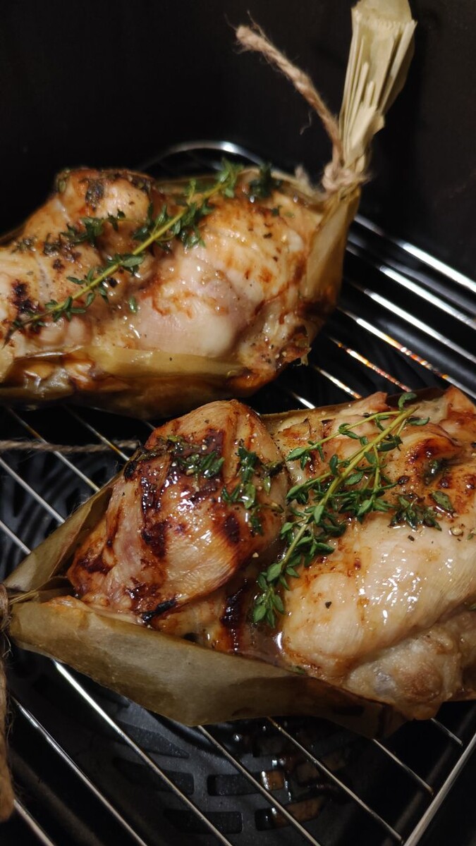 

Если вам не нравится запеченная куриная грудка, вы можете приготовить ее из филе бедра. 
Я именно из бедра готовила.

Дольки апельсина и лимона можно использовать, а не только мандарин. Но с мандарином вкуснее. 



➡️Для соуса:

✴️Смешайте в миске:

✴️2 столовые ложки оливкового масла

✴️3 столовые ложки меда

✴️Немного соли

✴️Немного черного перца

✴️Сок мандарина, или половины апельсина

✴️Кстати, ещё я один раз как-то добавила Соевый соус, буквально столовую ложку, тоже вкусно. 



➡️Приготовление:

Сделайте надрезы на кусочках курицы. 

Разогрейте духовку до 180 градусов.

Из пекарской  бумаги сделайте лодочки. 

Мандарин нарежьте поперек на несколько слайсов

Положите мандарин - (или апельсин + лимон) , веточку тимьяна и куриное мясо в лодочку. 


Щедро полейте соусом (немного оставьте), немного еще можно посолить, поперчить и поставьте в духовку на 25 минут.

Смажьте курицу небольшим количеством соуса, который оставили, посыпьте листиками тимьяна и цедрой лимона.

Очень красивое и вкусное блюдо. Будет отлично смотреться на праздничном столе. 

Приятного аппетита 🫶

-------


Сохраните рецепт, поделитесь с друзьями😁🤗

🔥🍓💗❄️