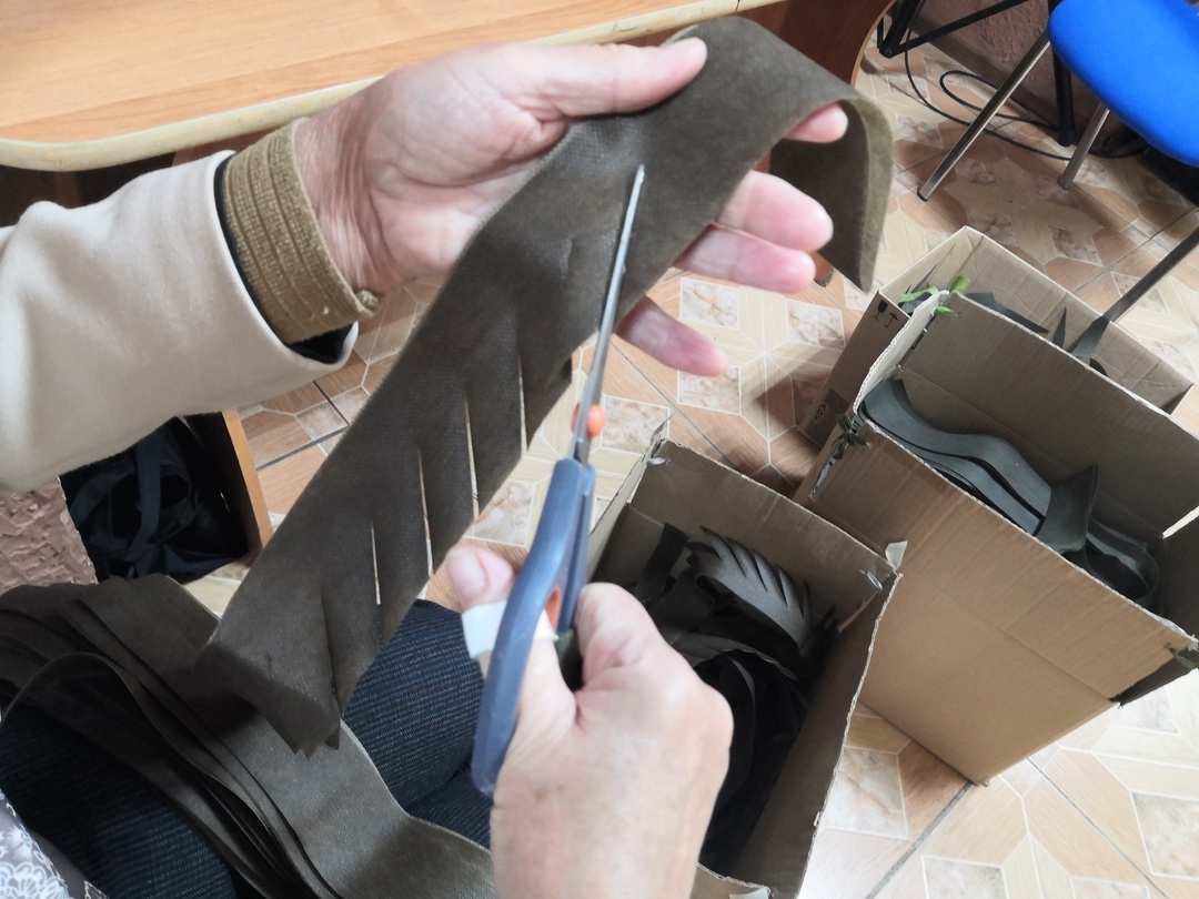 Режут бахрому на лентах вручную