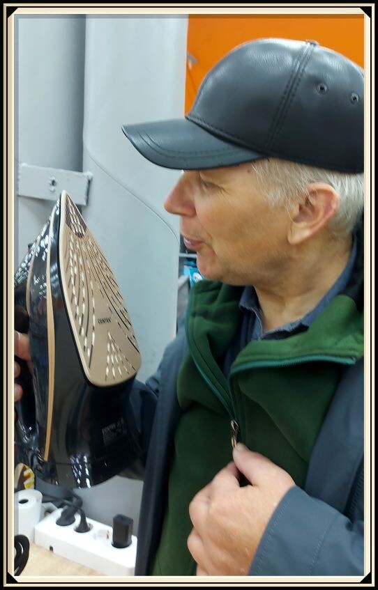 осень 2024 года фото автора в магазине бытовой техники.