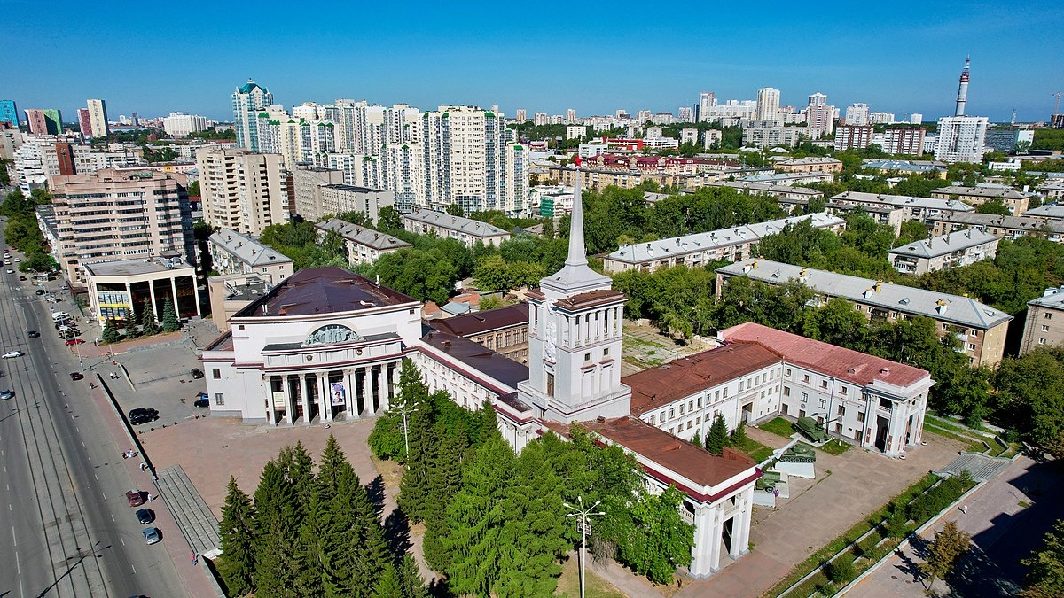 Дом офицеров г. Екатеринбург, через два дома на Луначарского я проживала с 1996 по 2002 год, из свободных источников сети интернет