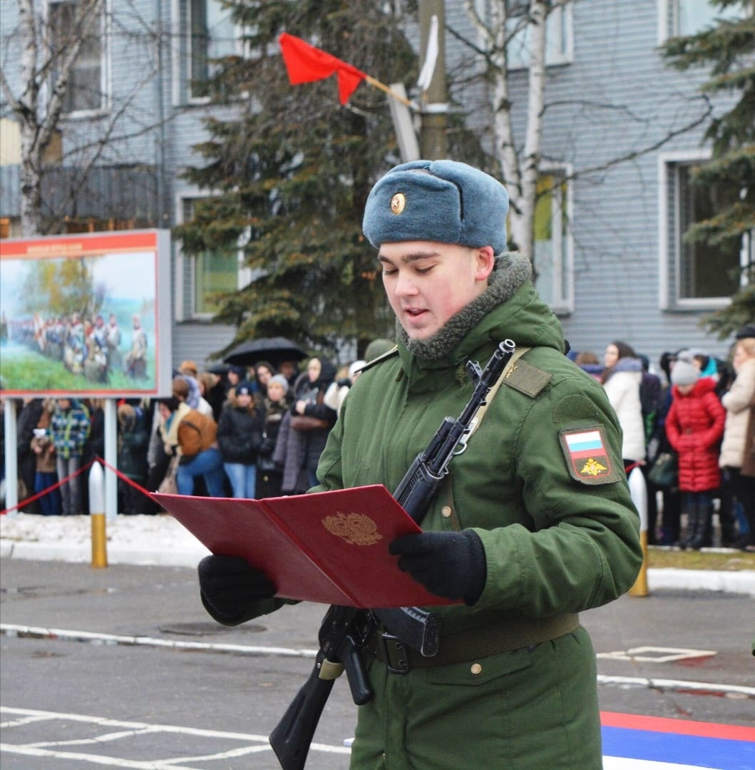 Важный такой. 