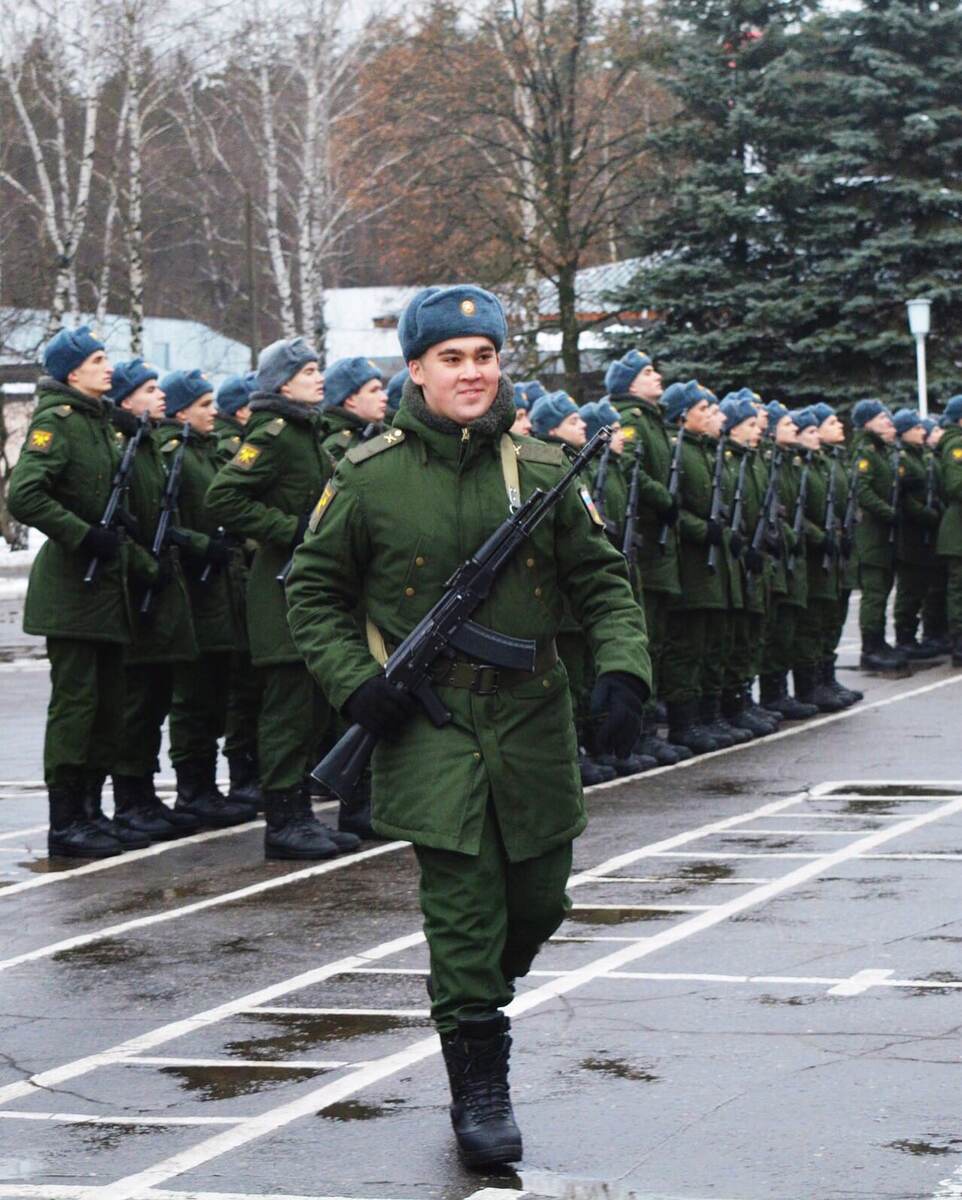 Шагает.