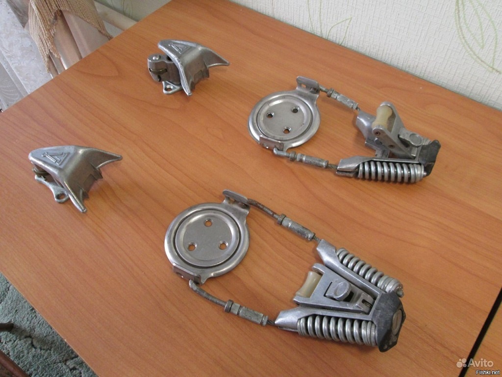 КЛСы. Стопов тогда не было, поэтому лыжи пристегивались к ноге кожаным ремешком. Но на Московских небольших горках это было не актуально. 