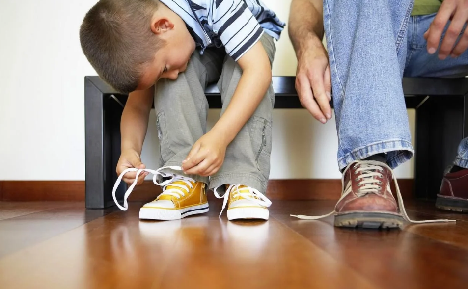 ребёнок завязывает шнурки. Фото из интернета