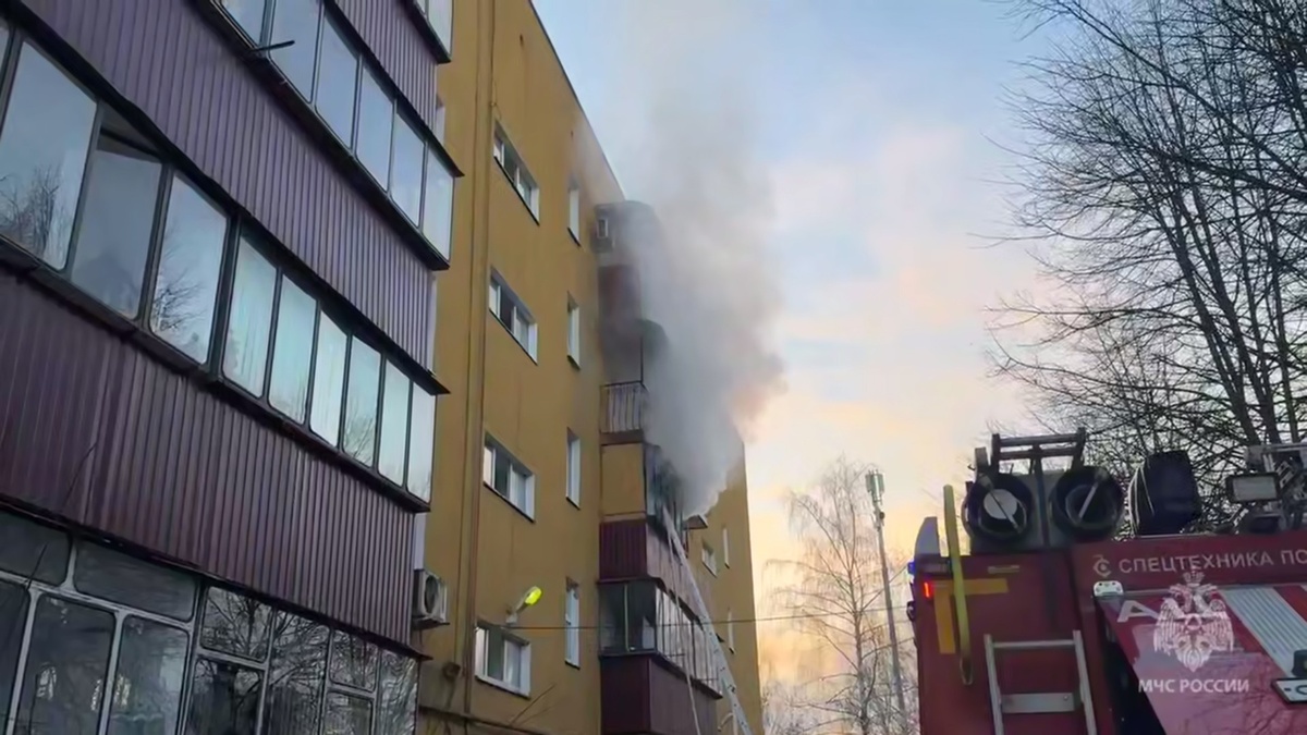    В Курске огнеборцы МЧС России ликвидируют пожар на балконе многоквартирного дома
