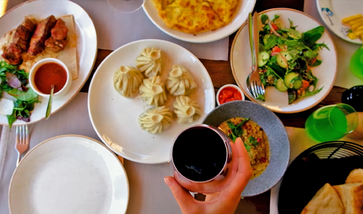 Ах, Грузия! Страна, где даже в самый лютый кризис вам нальют стакан вина и отрежут кусок хачапури. 