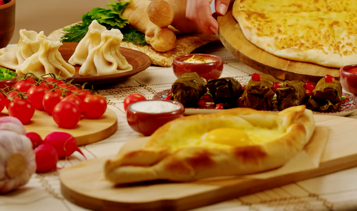 Ах, Грузия! Страна, где даже в самый лютый кризис вам нальют стакан вина и отрежут кусок хачапури.