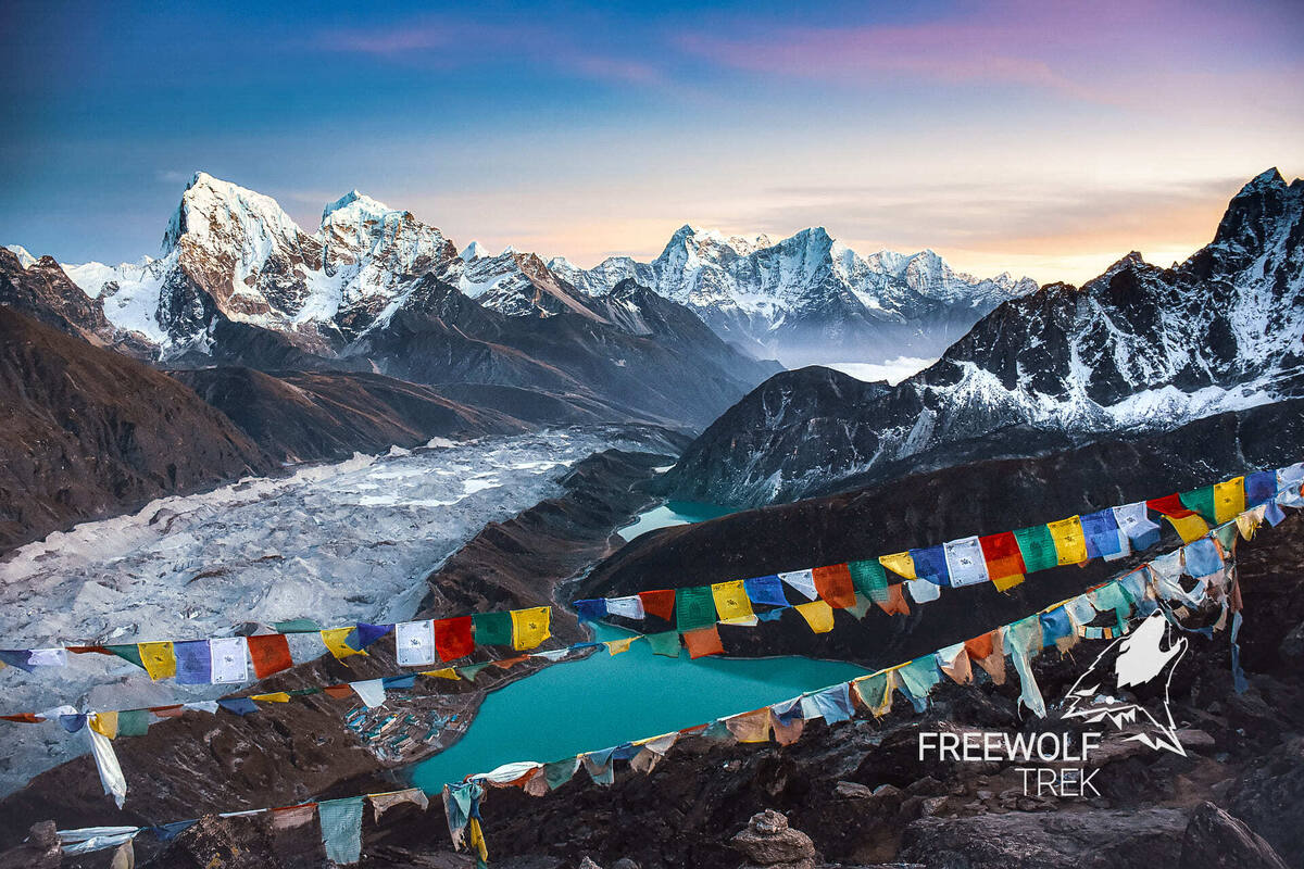 Вид на озеро Гокио и Эверест с перевала