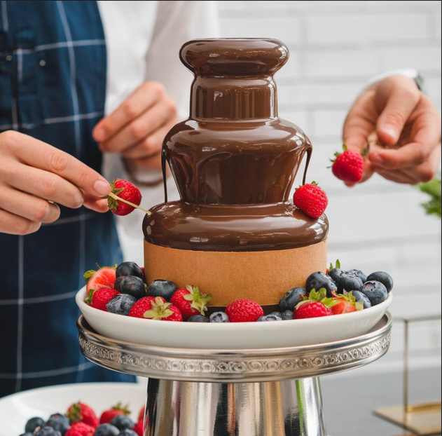 Шоколадный фондан с ягодами: Изысканный десерт с горячим шоколадом и свежими ягодами